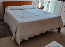 Copriletto matrimoniale ricamato a mano tema fiori/floreale, MAI USATO