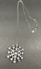 Collana con ciondolo spilla