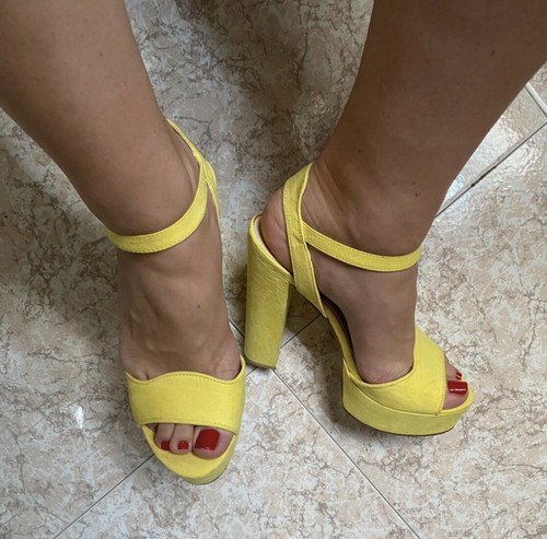 Sandalo giallo indossato - sandalo,