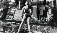 Foto vintage Regno Unito, Richard Branson vestito da Spiderman, 1980 circa