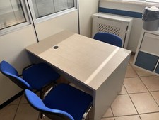 Scrivania Ufficio Con Cassettiera (3cassetti) E Tre Sedie Blu