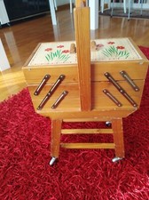 Carrello legno dipinto a mano portagioie o cucito