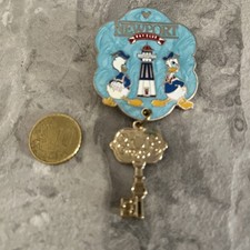 Spilla Paperino Disneyland Resort Paris Newport Bay Hotel Pin Donald Duck Disney