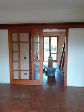 porta scorrevole in vetro e legno