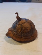Tartaruga intagliata in legno