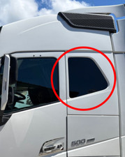 Oblò / vetro laterale in plexiglass nero lucido per Volvo FH4 (coppia DX + SX)