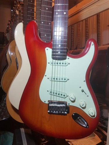 Squier fender strat - di,