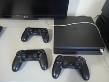 PlayStation 4 Slim 1TB Console - Nera 3 Joystick 27 Giochi +Sterzo E Pedaliera 