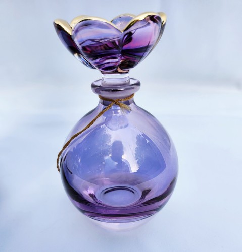 Bottiglia profumo viola