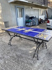 Tavolo da esterno in ferro battuto con rivestimento in mattonelle di Vietri