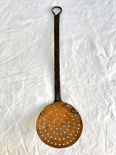 Antico mestolo traforato