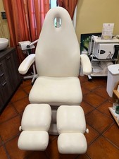 poltrona pedicure elettrica a tre motori CUBO , diventa un lettino.Usata poco