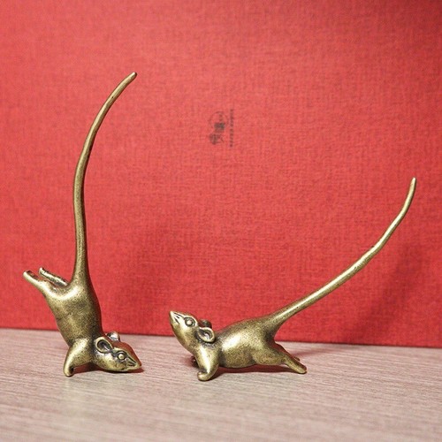 Statua topo zodiaco coda lunga
