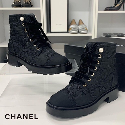 Scarpe stivali corti stringati
