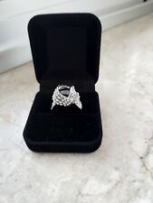 IMPORTANTE ANELLO CON ZIRCONI A GIRARE  MONTATURA LAVORATA DA EREDITÀ ELEGANZA 