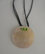 COLLANA CON CORDINO E CIONDOLO IN MADREPERLA ROTONDO - PERLINE VERDI