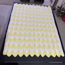 Afgano all'uncinetto giallo bianco fatto a mano 35x48 elasticizzato motivo zig zag.