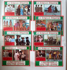 8fb-L'IMPORTANTE E' NON FARSI NOTARE-SORELLE BANDIERA-COMMEDIA-LGBTQ-M45-9