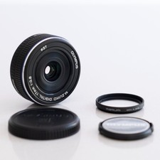 Olympus M.Zuiko Digital 17mm f/2.8 Obiettivo Nero per MFT micro 4/3 + Filtro