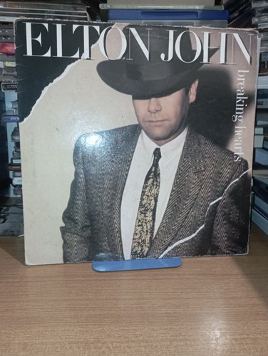Giri elton john breaking - 33,