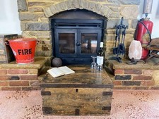 Vecchia cassapanca antica in pino, baule portaoggetti vintage in legno, scatola coperta, tavolino.