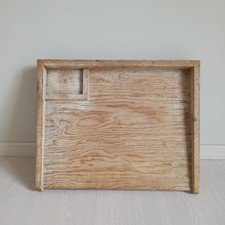 Vecchio asse per lavare i panni.Lavatoio in legno