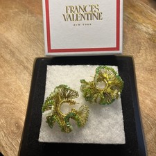 Cerchi all'uncinetto verde e