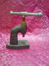 Pressa manuale bottoni automatici e occhielli fabbricata dalla Mira