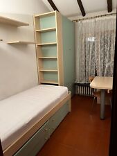 camera: letto singolo e 4 cassetti, armadio, scrivania, sedia libreria e mensole