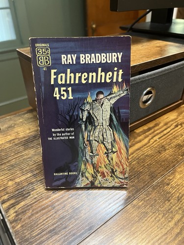 Fahrenheit 451 ray bradbury - 451,