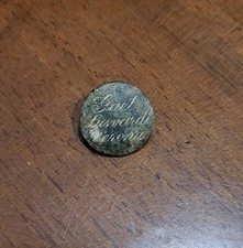 Raro bottone vintage con scritte da identificare