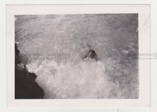 Bella giovane donna persa