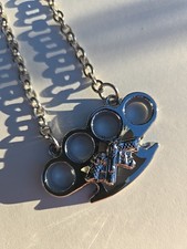 Collana catena maglia grande tono argento novità nocche ottone con pistole incrociate