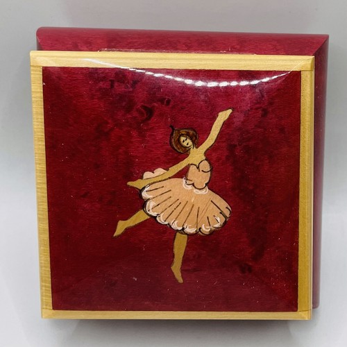 Ballerina italiana intarsiata