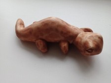 Statuina lucertola in legno intagliata a mano. Totem animale della foresta, simbolo di guarigione