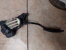 Pedale acceleratore anteriore