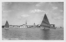 31-183) CARTOLINA GRADO PANORAMA BARCHE A VELA TRADIZIONALI GORIZIA FOTO MARCO