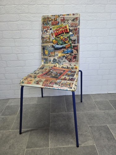 Sedia decorata con fumetti