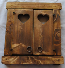 Finestra in legno con grata in ferro battuto e scuri traforati -E-