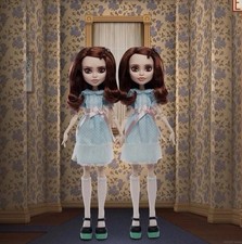 2025 Monster High Skullector "The Shining" Grady Twins 45° Anniversario PREVENDITA