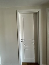 Porta Laccata Bianca Con Un’anta A Battente.