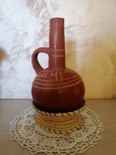 Vecchia anfora etnica in terracotta con base in paglia