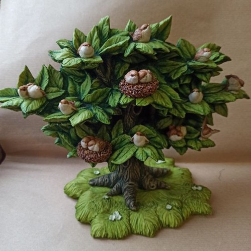 Scultura albero con - con, e