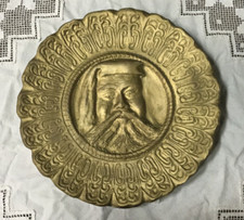 VECCHIO PIATTO SARDO IN TERRACOTTA CON UOMO IN COSTUME TIPICO