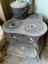 Stufa A Legna Con Piedi Molto Vecchia