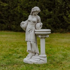 Donna con abbeveratoio per