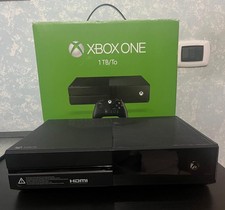 XBOX ONE 1 TB mezzo funzionante, controller, cavi e giochi compresi.