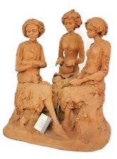Arte Scultura Argilla/Creta 3 Donne Sedute firma E.Scoleri (Calabria) 40cm-26B