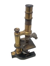 Antico microscopio ottico