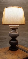 Lampada realizzata artigianalmente con base in legno massello. Nuova